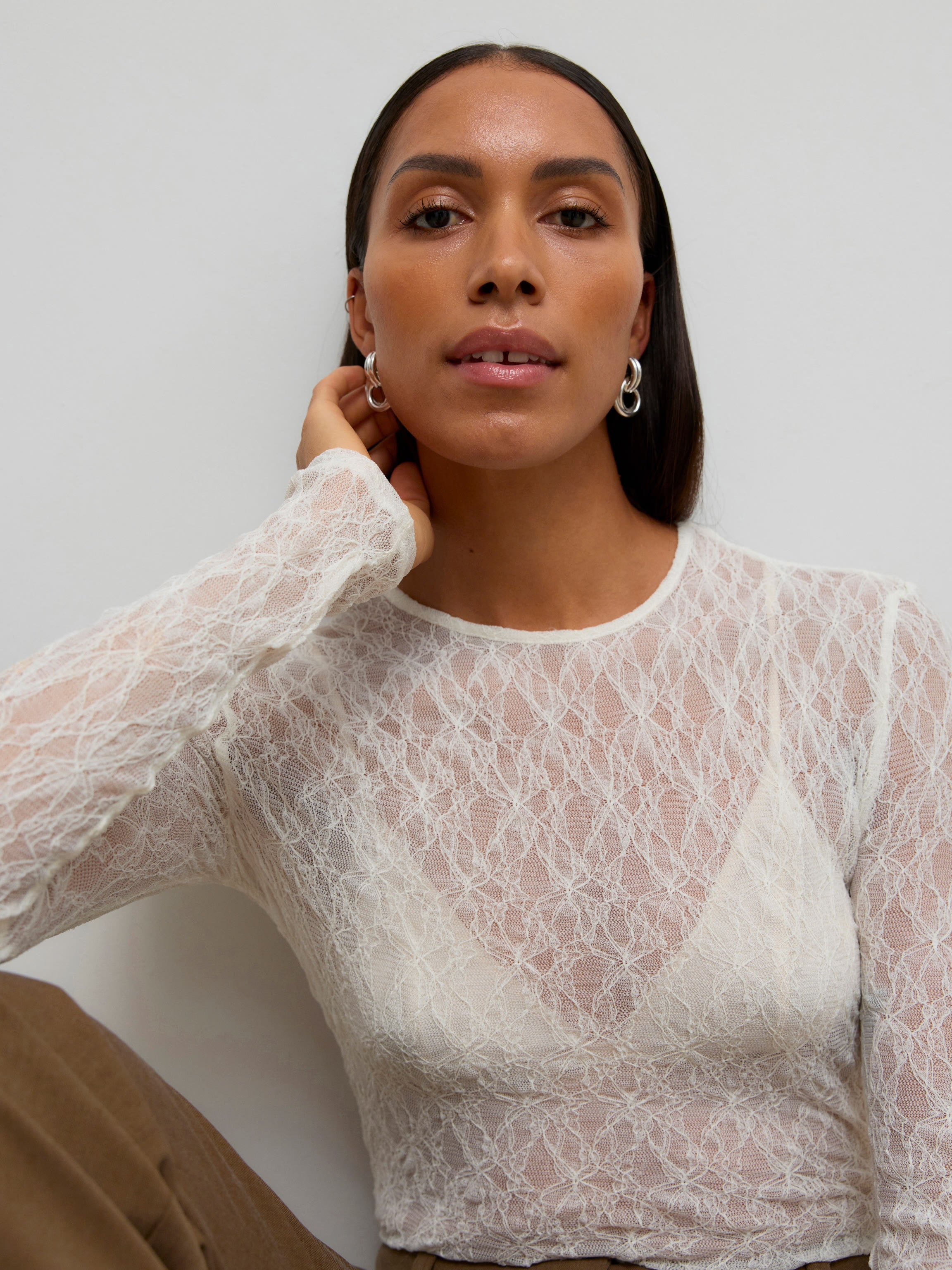 AWARE TESSY LS O-NECK LACE TOP