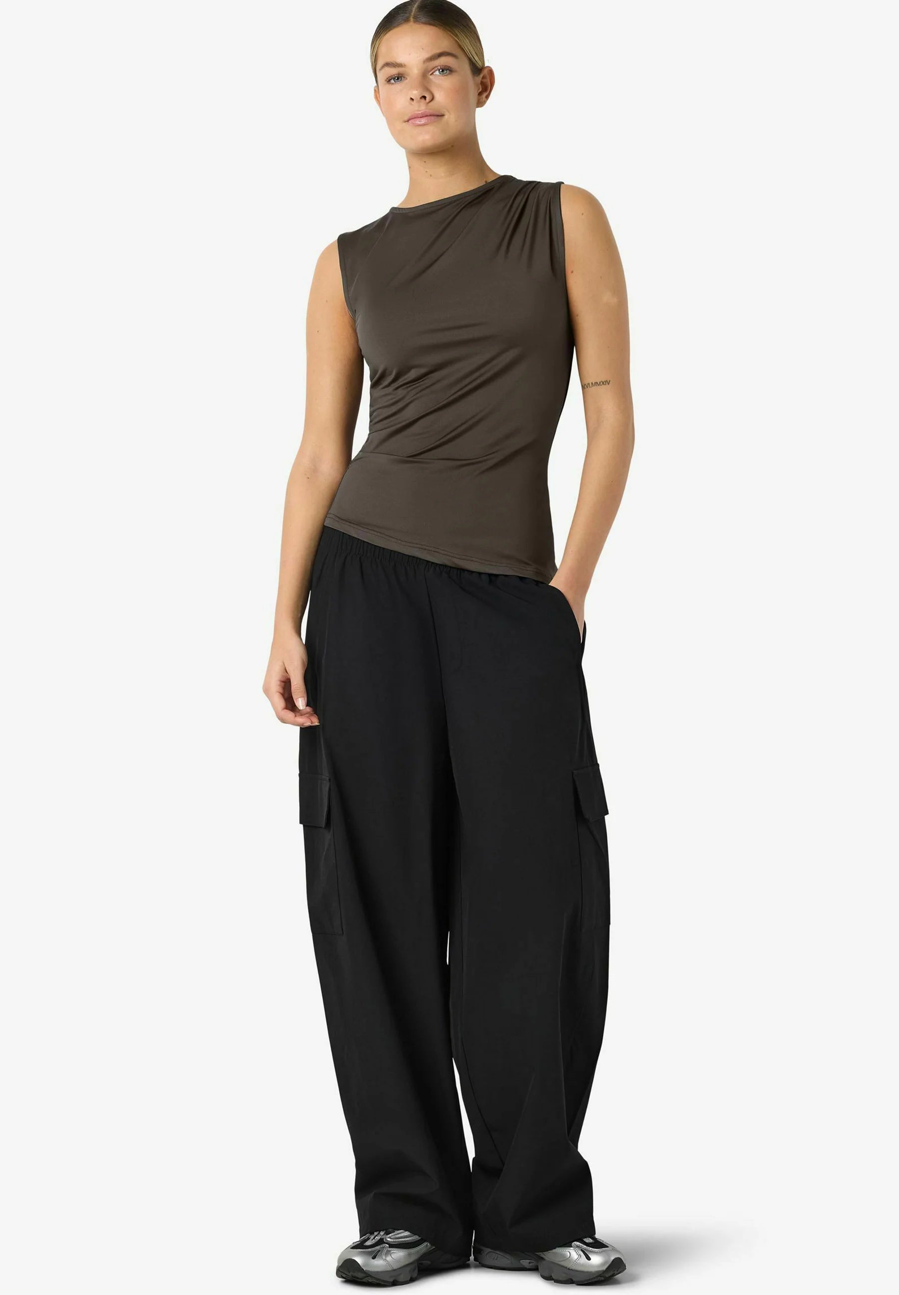 NOISY MAY VIKKA TOP S/L GATHERING TOP