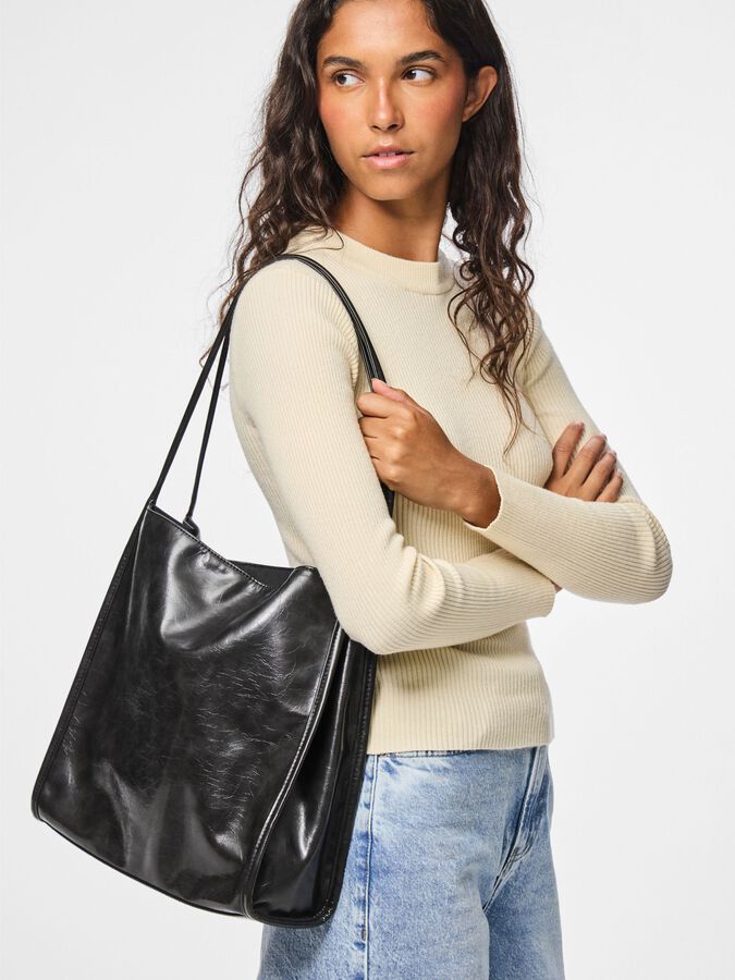 PIECES MALOU PATENT SHOPPING BAG