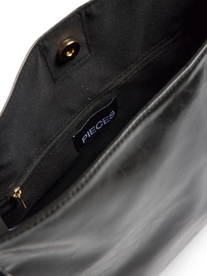 PIECES MALOU PATENT SHOPPING BAG
