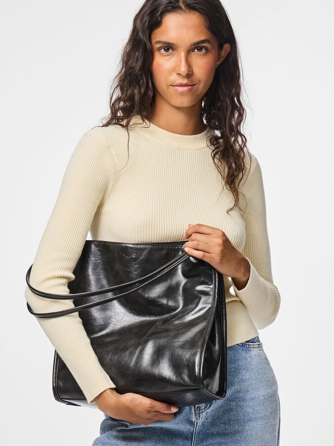PIECES MALOU PATENT SHOPPING BAG