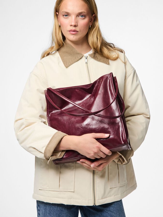 PIECES MALOU PATENT SHOPPING BAG