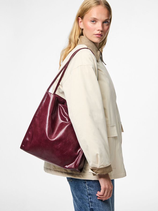 PIECES MALOU PATENT SHOPPING BAG