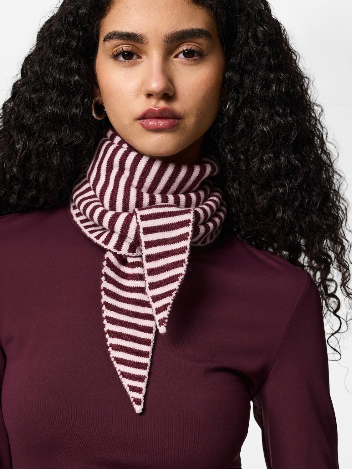 PIECES KOMMA TRIANGLE SCARF