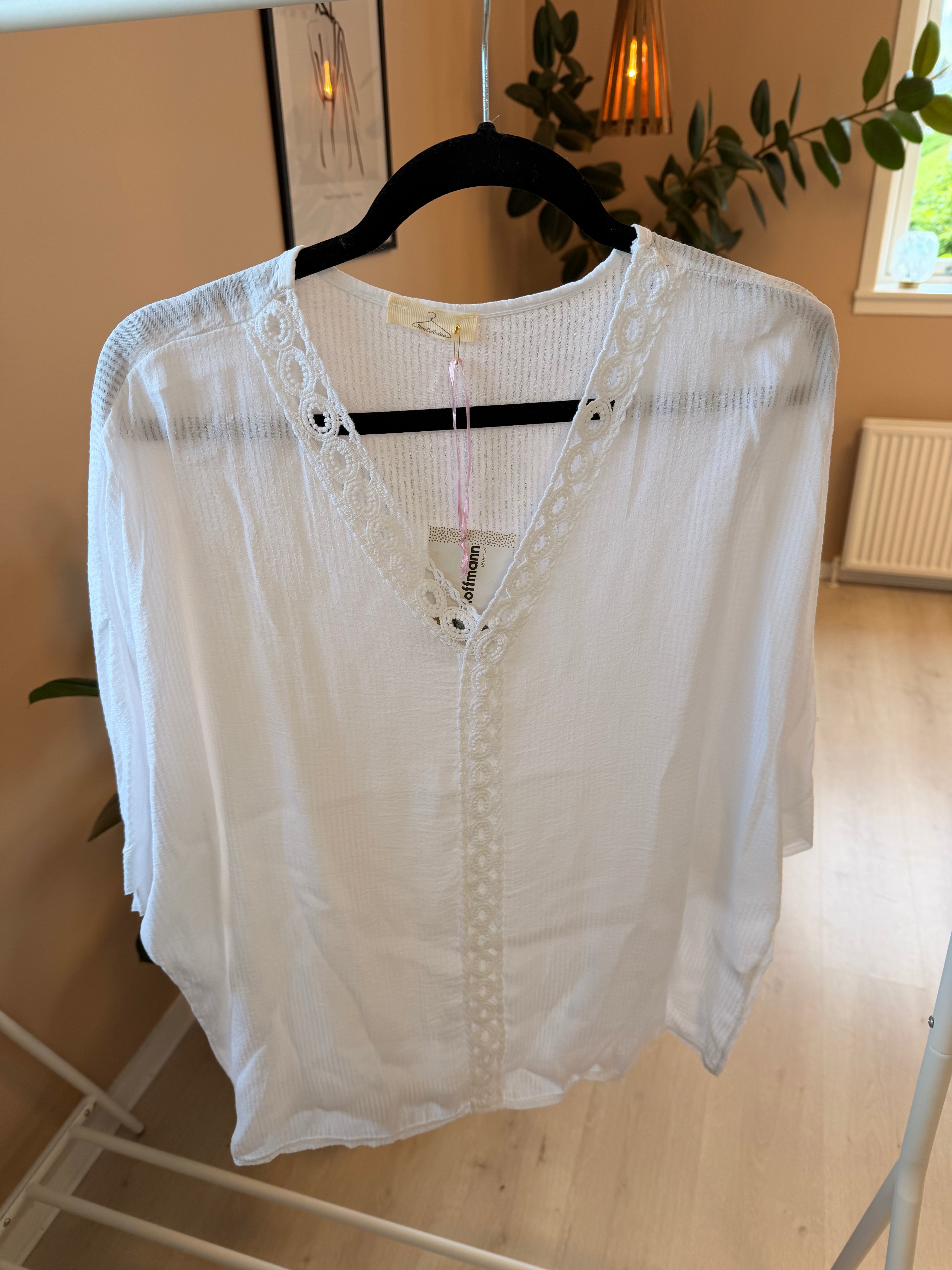 HOFFMANN BLUSE MED BLONDE KANT